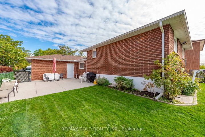 Photo 34 at 64 Malcolm Crescent, Central Park, Brampton