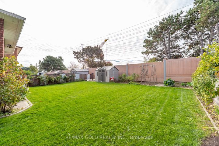 Photo 35 at 64 Malcolm Crescent, Central Park, Brampton