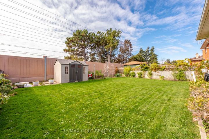 Photo 38 at 64 Malcolm Crescent, Central Park, Brampton