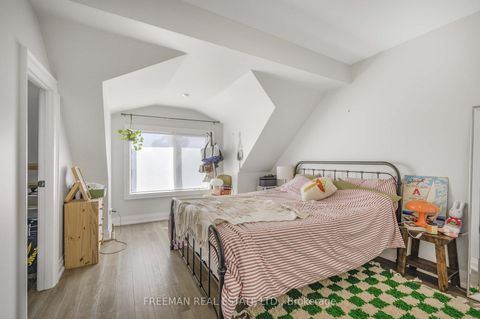 Photo 7 at 49 Beatrice Street, Bellwoods, Toronto