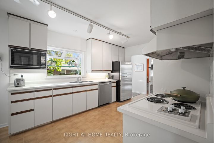 Photo 10 at 20 West Deane Valley Road, West Deane, Toronto