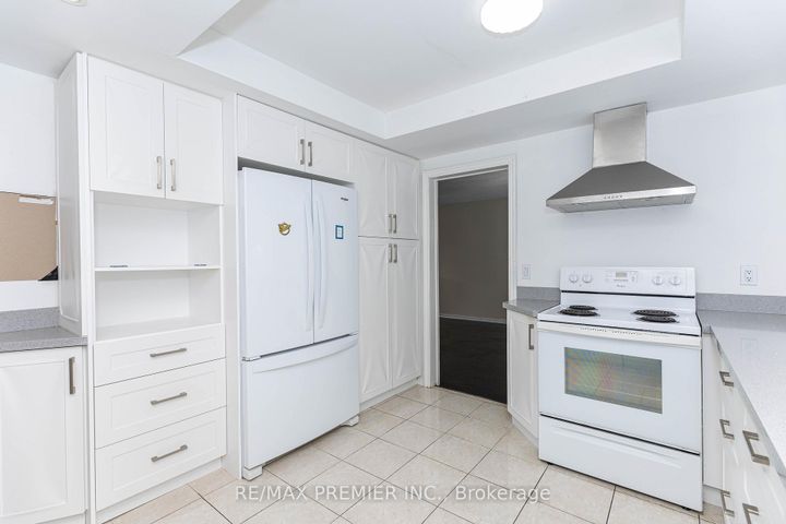 Photo 4 at 3161 Bayview Avenue, Bayview Village, Toronto