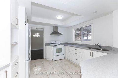 Photo 3 at 3161 Bayview Avenue, Bayview Village, Toronto