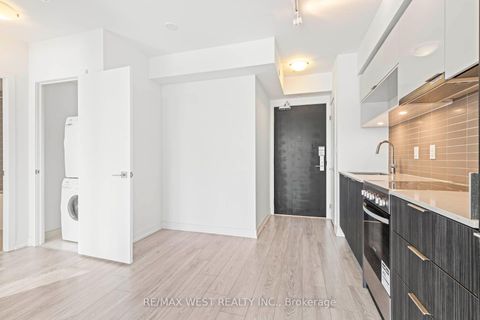 Photo 8 at 1010 - 159 Wellesley Street E, South St. James Town, Toronto