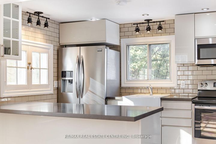 Photo 3 at 174 Victoria Street, Bram West, Brampton