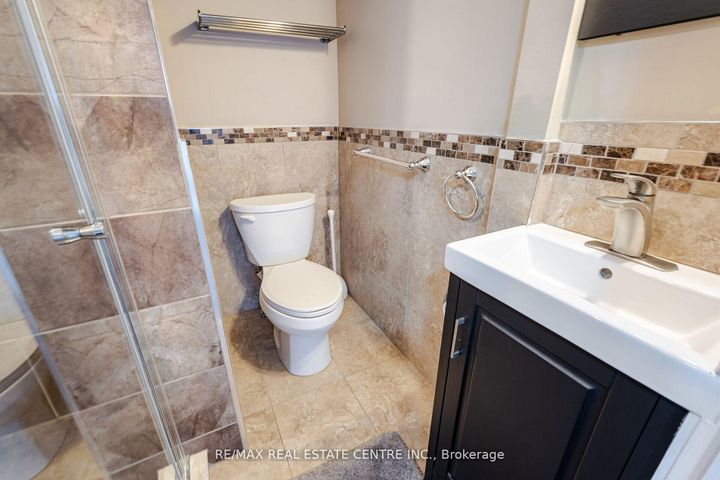 Photo 11 at 174 Victoria Street, Bram West, Brampton