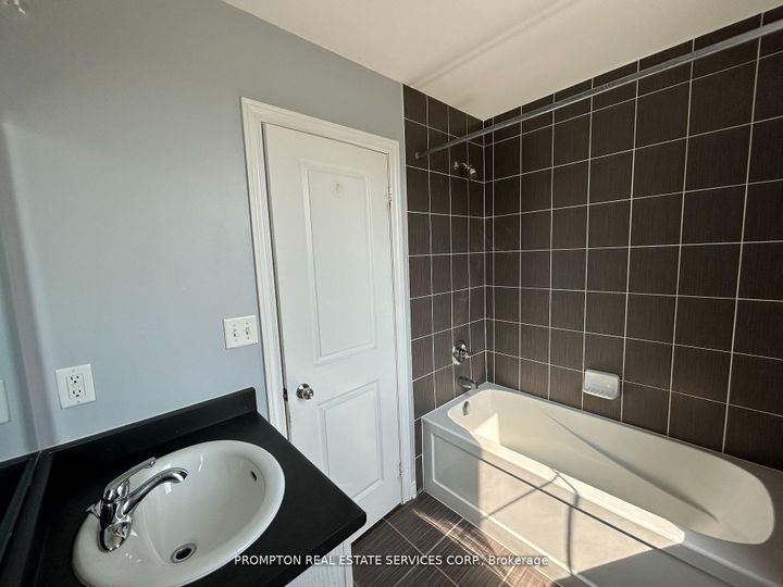 Photo 12 at 1 Fresnel Road, Northwest Brampton, Brampton