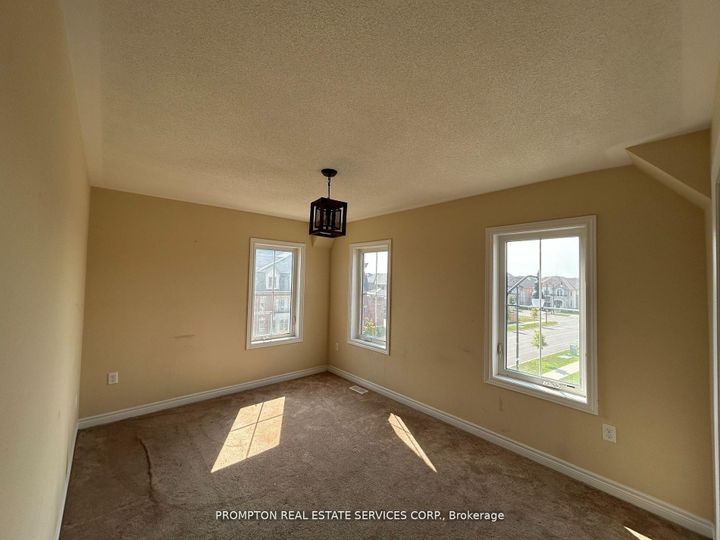 Photo 18 at 1 Fresnel Road, Northwest Brampton, Brampton