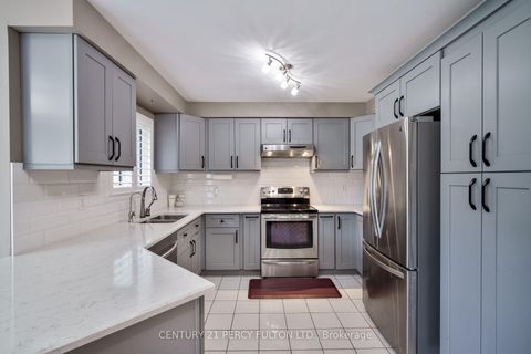 Photo 10 at 54 Cityview Circle, Holly, Barrie