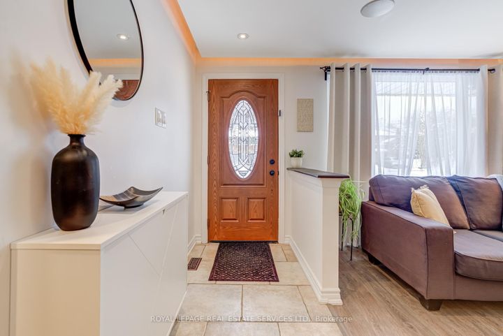 Photo 2 at 268 Britannia Avenue, Bradford, Bradford West Gwillimbury