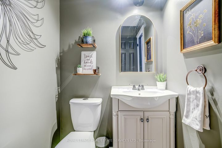 Photo 17 at 268 Britannia Avenue, Bradford, Bradford West Gwillimbury