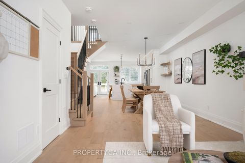 Photo 3 at 15 Marilyn Crescent, Parkview, Toronto