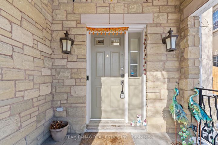 Photo 2 at 9 Sorbonne Drive, Vales of Castlemore North, Brampton