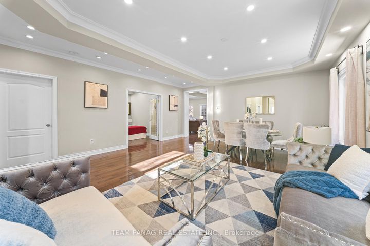 Photo 5 at 9 Sorbonne Drive, Vales of Castlemore North, Brampton