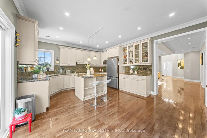 Photo 7 at 9 Sorbonne Drive, Vales of Castlemore North, Brampton