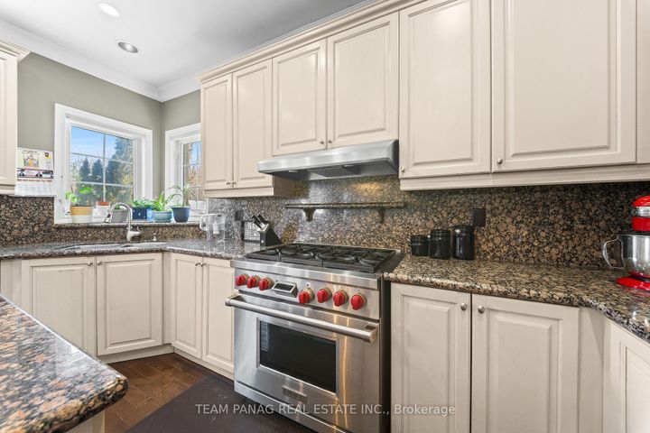 Photo 9 at 9 Sorbonne Drive, Vales of Castlemore North, Brampton
