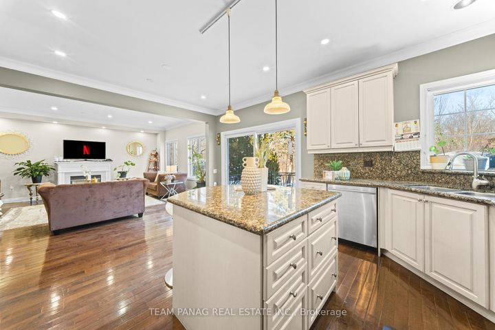 Photo 10 at 9 Sorbonne Drive, Vales of Castlemore North, Brampton