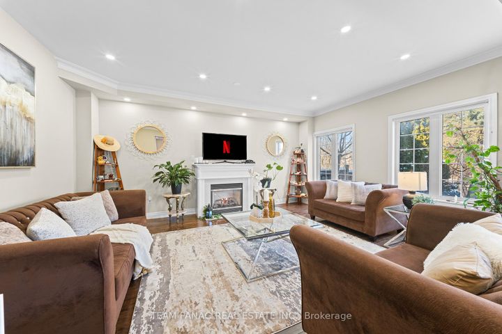 Photo 11 at 9 Sorbonne Drive, Vales of Castlemore North, Brampton