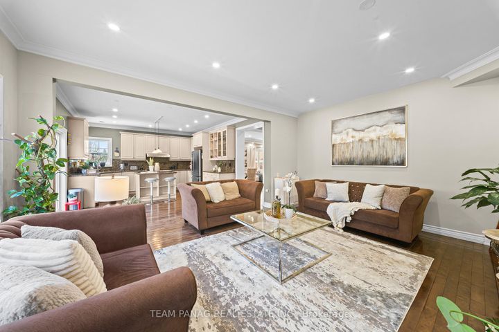 Photo 12 at 9 Sorbonne Drive, Vales of Castlemore North, Brampton