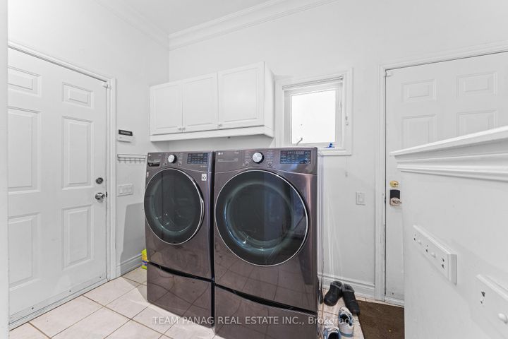 Photo 16 at 9 Sorbonne Drive, Vales of Castlemore North, Brampton