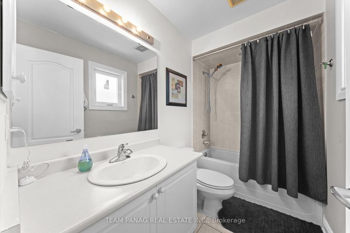 Photo 27 at 9 Sorbonne Drive, Vales of Castlemore North, Brampton