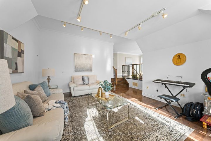 Photo 33 at 9 Sorbonne Drive, Vales of Castlemore North, Brampton