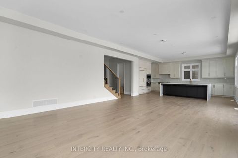 Photo 10 at 8 Heart Lake Circle, King City, King