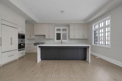 Photo 11 at 8 Heart Lake Circle, King City, King