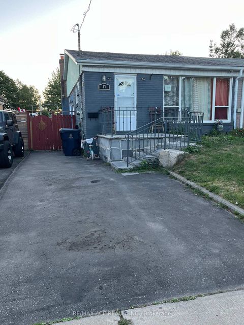 Photo 2 at 17 Huddleston Court, Birchmount, Toronto