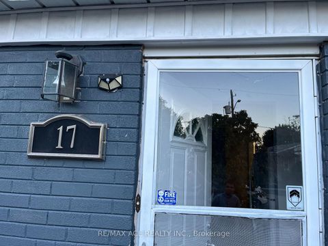 Photo 3 at 17 Huddleston Court, Birchmount, Toronto