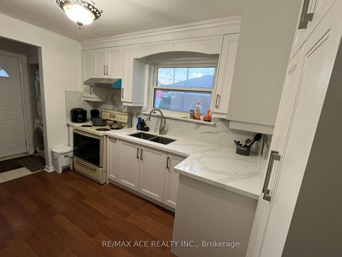 Photo 4 at 17 Huddleston Court, Birchmount, Toronto