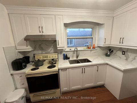 Photo 7 at 17 Huddleston Court, Birchmount, Toronto