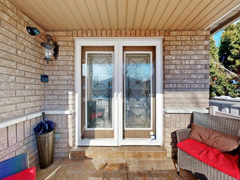 Photo 3 at 121 Adventure Crescent, Vellore Village, Vaughan