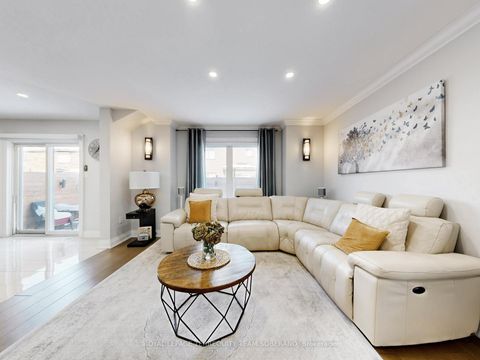 Photo 7 at 121 Adventure Crescent, Vellore Village, Vaughan