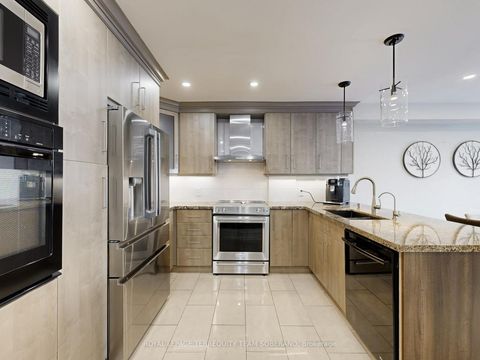 Photo 12 at 121 Adventure Crescent, Vellore Village, Vaughan