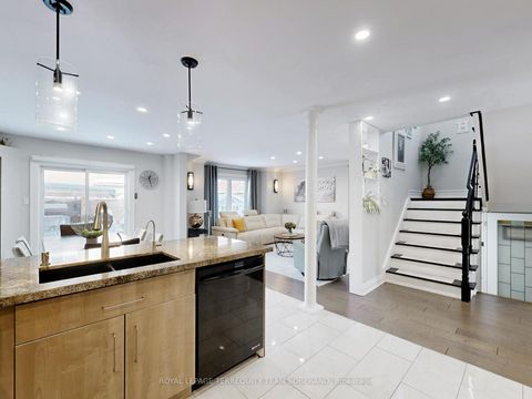 Photo 15 at 121 Adventure Crescent, Vellore Village, Vaughan