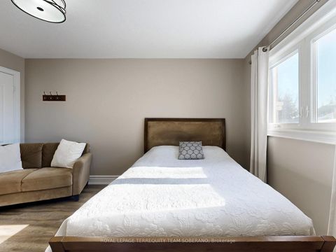 Photo 30 at 121 Adventure Crescent, Vellore Village, Vaughan