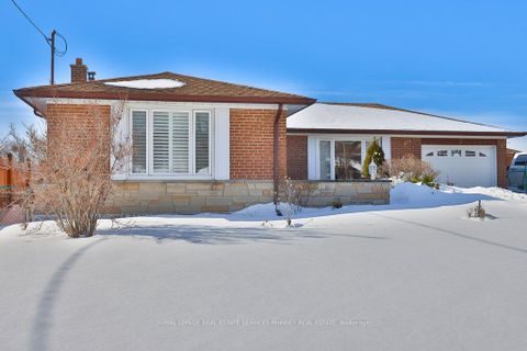 Photo 2 at 7 Roseglen Crescent, Jane Heights, Toronto