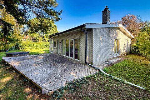 Photo 2 at 32 Donna Court, Newtonbrook East, Toronto