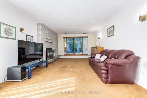 Photo 7 at 32 Donna Court, Newtonbrook East, Toronto