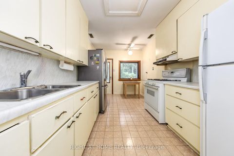 Photo 8 at 32 Donna Court, Newtonbrook East, Toronto