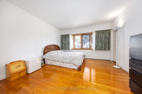 Photo 10 at 32 Donna Court, Newtonbrook East, Toronto