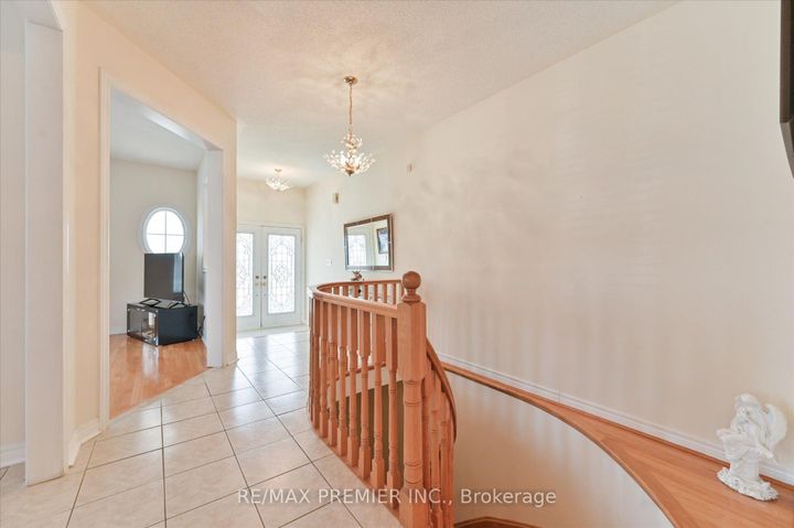 Photo 4 at 10 Leparc Road, Vales of Castlemore North, Brampton