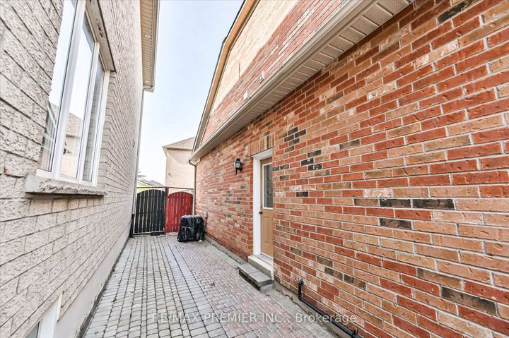 Photo 32 at 10 Leparc Road, Vales of Castlemore North, Brampton