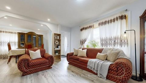 Photo 1 at 43 Harding Avenue, Amesbury, Toronto