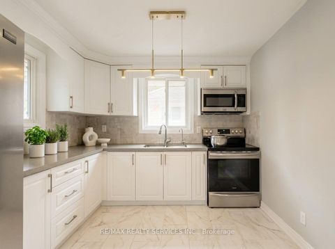 Photo 2 at 43 Harding Avenue, Amesbury, Toronto