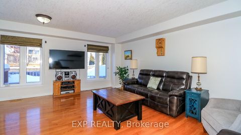 Photo 9 at 40 Benjamin Lane, Painswick South, Barrie