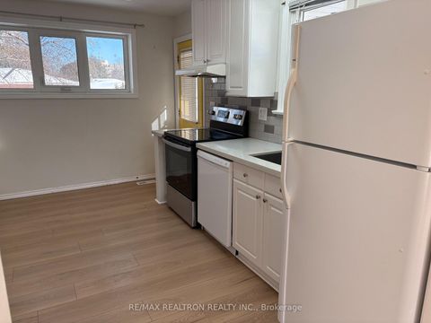 Photo 7 at 188 Parkview Crescent, Central Newmarket, Newmarket