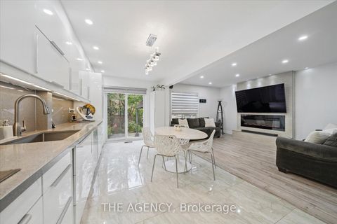 Photo 17 at 908 Oaktree Crescent, Summerhill Estates, Newmarket