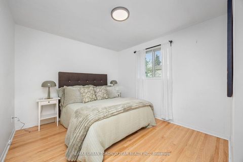 Photo 16 at 12 Wardencourt Drive, Sullivan, Toronto